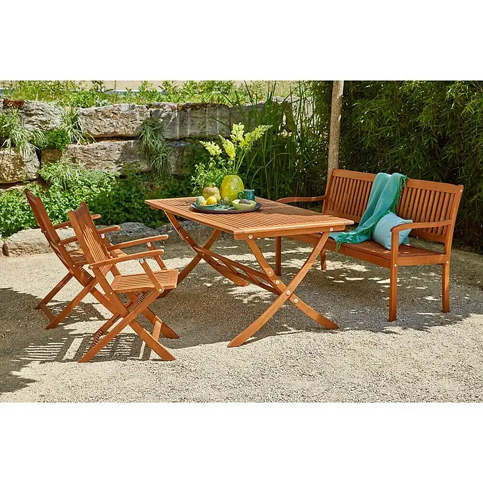 Gartenmöbel-Set Diana - 4 -tlg., Akazie, Naturbraun, Niederlehner, 3er-Bank - Gartenmöbelset aus Holz mit Tisch, zwei Stühlen und einer Bank, dekoriert mit Obst, Blumen und Textilien.