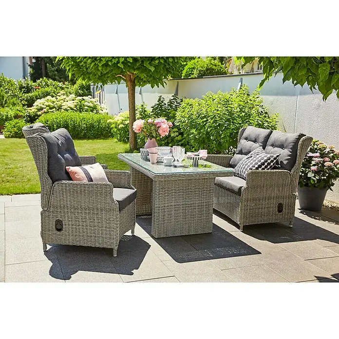 Gartenmöbel-Set Pauline - 4 -tlg., Polyrattan/Glas, mit Esstisch, Bambusgrau - Ein graues Rattan-Gartenset mit zwei Sesseln, Kissen und einem Tisch mit Glasplatte, ideal für entspannte Stunden im Freien.