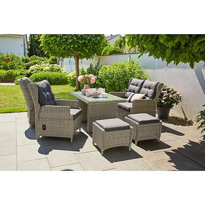 Gartenmöbel-Set Pauline - 6 -tlg., Polyrattan/Glas, mit Esstisch, Bambusgrau - Gartenmöbel-Set aus Rattan mit Tisch, Sessel und Hockern für entspannte Stunden im Freien. Stilvolles Design für Terrasse und Garten.