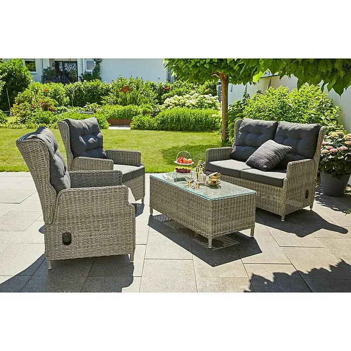 Loungemöbel-Set Pauline - 4 -tlg., Polyrattan/Glas, mit Loungetisch, Bambusgrau - Entspanne dich im Freien mit diesem stilvollen Rattanset mit Sofa, Sesseln und Tisch für gemütliche Stunden im Garten oder auf der Terrasse.