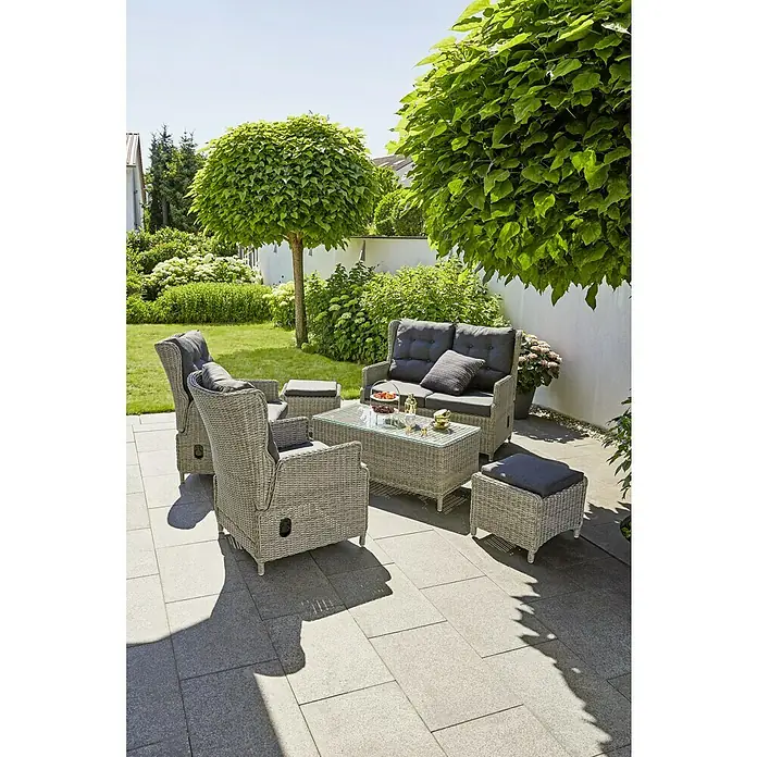 Sunfun Pauline Sillón de jardín Pauline - An x Pr x Al: 64 x 81 x 101 cm, Gris - Lujoso conjunto de muebles de jardín con sillones de ratán, sofá y mesa de cristal en un patio rodeado de exuberante vegetación. Perfecto para relajarse al aire libre.