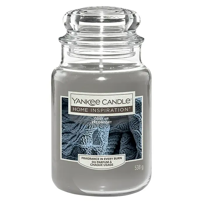 Yankee Candle Home Inspirations Duftkerze - Im Glas, Cosy Up, Large - Yankee Candle Home Inspiration Duftkerze "Cozy Up" mit Strickmuster-Etikett für ein gemütliches Ambiente.