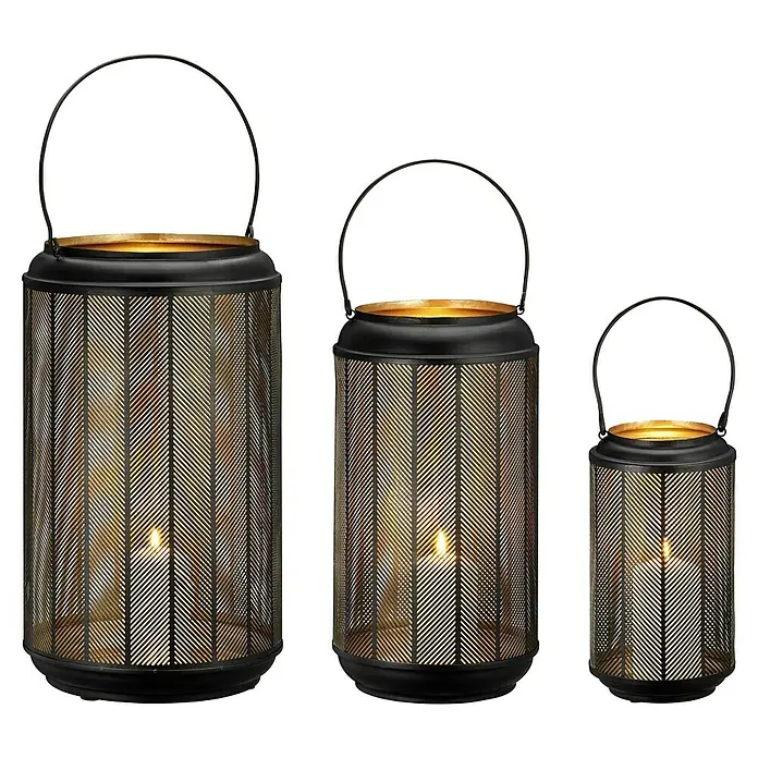 Laterne - 1 Stk., Ø x H: 26 x 43 cm, Schwarz/Gold - Drei dekorative Windlichter aus Metall in verschiedenen Größen mit einem geometrischen Muster und einem warmen Kerzenlicht.