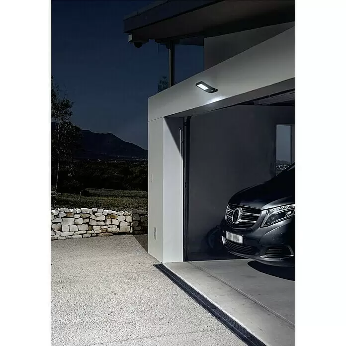 Osram Proyector LED Endura Flood - 150 W - Elegante aplique de pared oscuro ilumina la entrada del garaje y el coche por la noche.