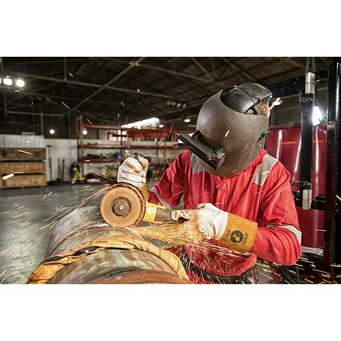 DeWalt XR 18V Amoladora angular de batería DCG405NT - 18 V, Sin batería, Diámetro disco: 125 mm, Número de revoluciones de marcha en vacío: 9.000 r.p.m. - Un trabajador con equipo de protección está puliendo una tubería de metal con una amoladora, creando chispas.