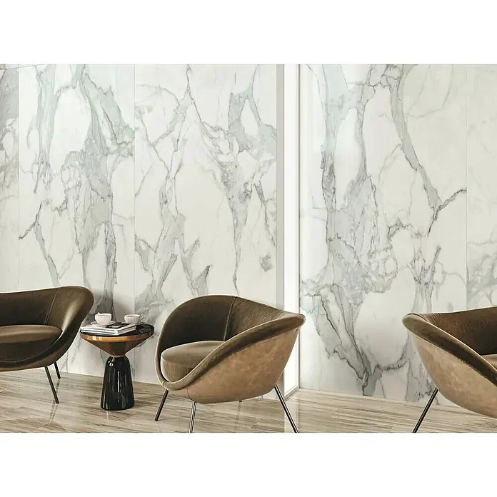 Feinsteinzeugfliese Invictus Pulido - 120 x 260 cm, Weiß/Grau, Glänzend - Elegante Marmorwandpaneele mit modernen Samtsesseln. Eine stilvolle Ergänzung für jeden Raum mit luxuriösem Akzent und zeitloser Optik.