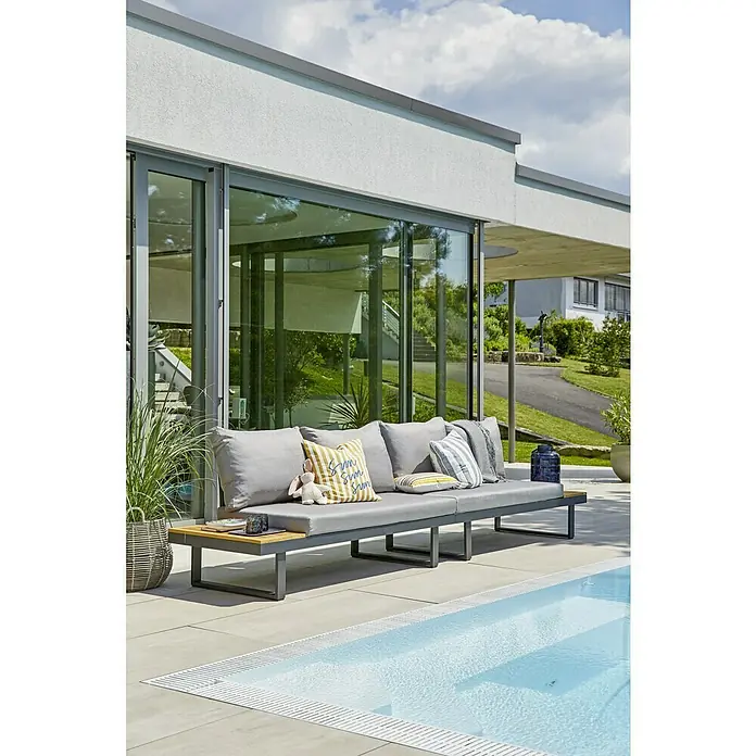 Loungemöbel-Set Tatjana - 2 -tlg., Aluminium, Akazie, Anthrazit/Naturbraun - Moderne Outdoor-Lounge mit grauen Polstern und Zierkissen am Pool. Die Lounge bietet bequeme Sitzgelegenheiten für entspannte Stunden im Freien.