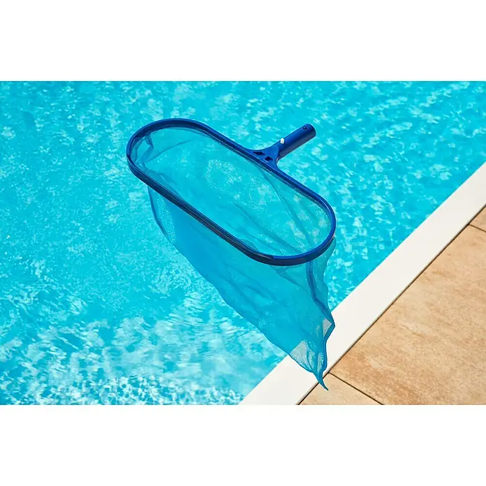 Malibu Bodenkescher Lightweight - Kunststoff - Nahaufnahme eines blauen Poolreinigungsnetzes, das auf der Wasseroberfläche liegt, um das Schwimmbad sauber zu halten.