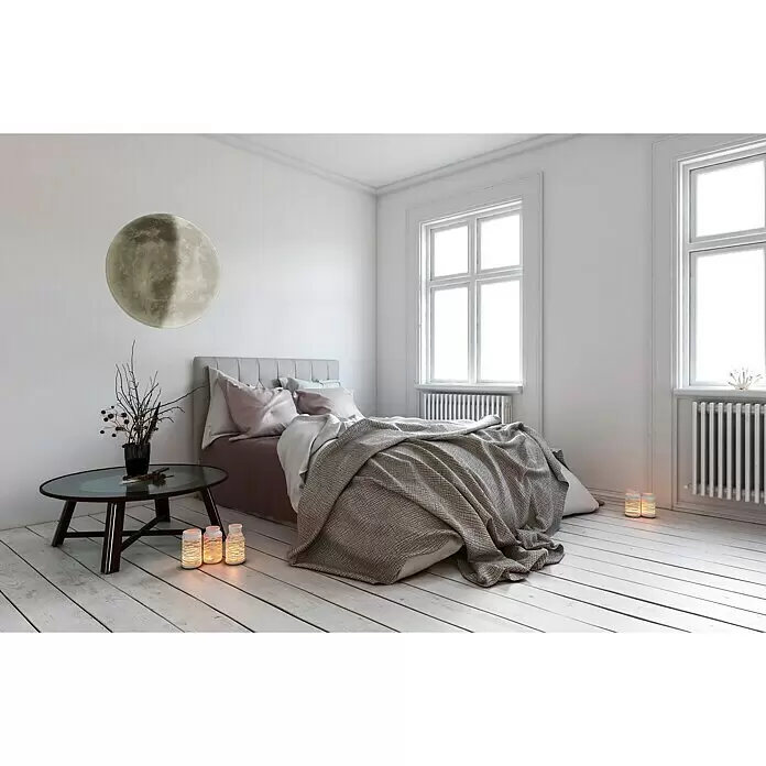 Trio Lighting Plafón LED redondo Luna - 22 W, Ø x Al: 40 x 10 cm, Gris - Gran arte de pared de luna decora una pared de dormitorio sobre una cama.