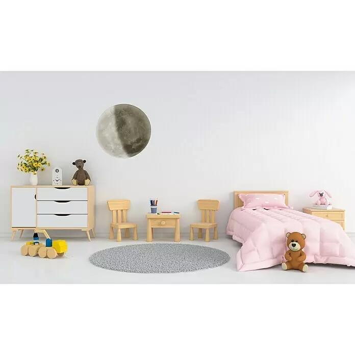 Trio Lighting Plafón LED redondo Luna - 22 W, Ø x Al: 40 x 10 cm, Gris - Un adhesivo de pared de luna gris realista adorna la pared de una habitación infantil sobre una cómoda y un área de juego.
