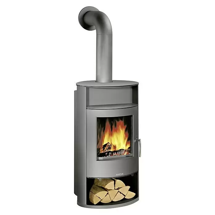 Justus Kaminofen Island Aqua - 10 kW, Raumheizvermögen: 200 m³, Material Verkleidung: Speckstein, Gussgrau - Grauer Metall-Kaminofen mit Rauchrohr, brennenden Flammen und Holzscheiten darunter.