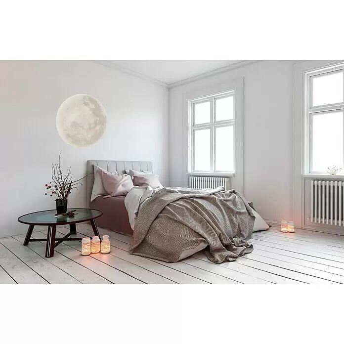 Trio Lighting Plafón LED redondo Luna - 22 W, Ø x Al: 40 x 10 cm, Gris - Un gran adhesivo de pared circular de luna llena iluminando la pared de un dormitorio moderno sobre una cama.