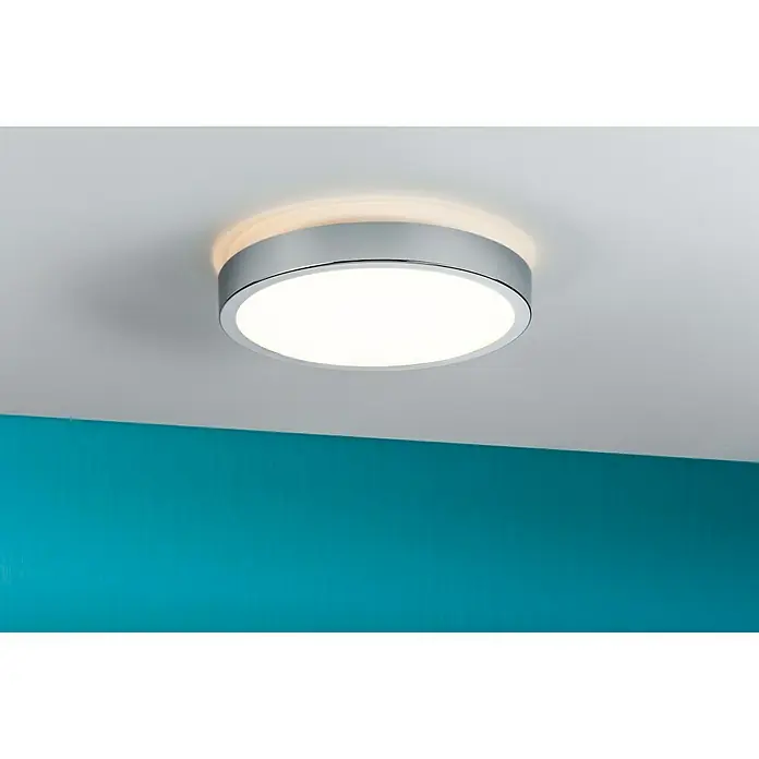 Paulmann LED-Deckenleuchte rund Aviar - 20 W, Ø x H: 300 mm x 6,2 cm, Chrom - Eine runde Deckenleuchte mit einem Chromrahmen und einem weißen Diffusor ist an einer hellen Decke montiert.