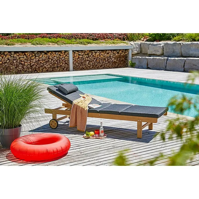 Sunfun Gartenliege - Teakbraun, Holz, Rollbar - Entspannen Sie stilvoll auf dieser einladenden Holzliege am Pool. Die perfekte Ergänzung für Ihren Außenbereich, um die Sonne zu genießen.