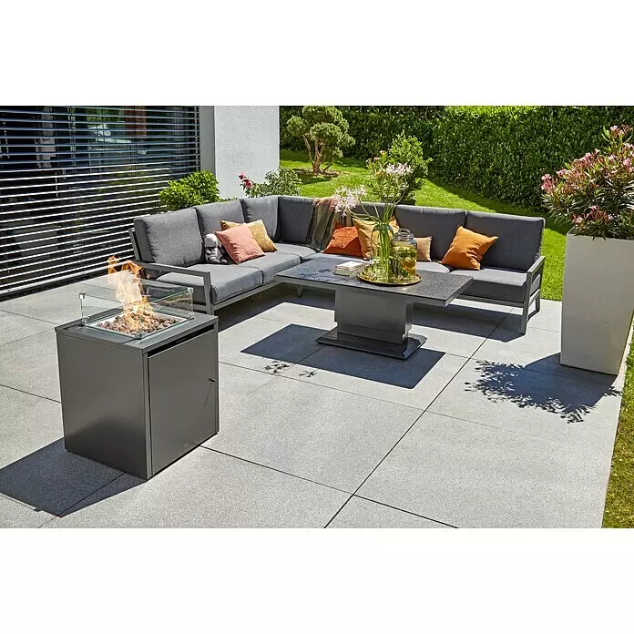 Sunfun Maja Sofá de conjunto - Aluminio, Antracita - Conjunto de salón exterior en L gris oscuro con brasero y mesa de centro en un patio, brasero encendido.