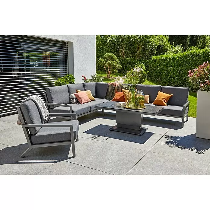 Sunfun Maja Sillón de exterior - An x Pr x Al: 85 x 76,5 x 76,5 cm, Aluminio/Poliéster, Antracita - Conjunto de exterior gris con sofá esquinero, sillón y mesa de centro en un patio, decorado con cojines, una manta y bebidas.