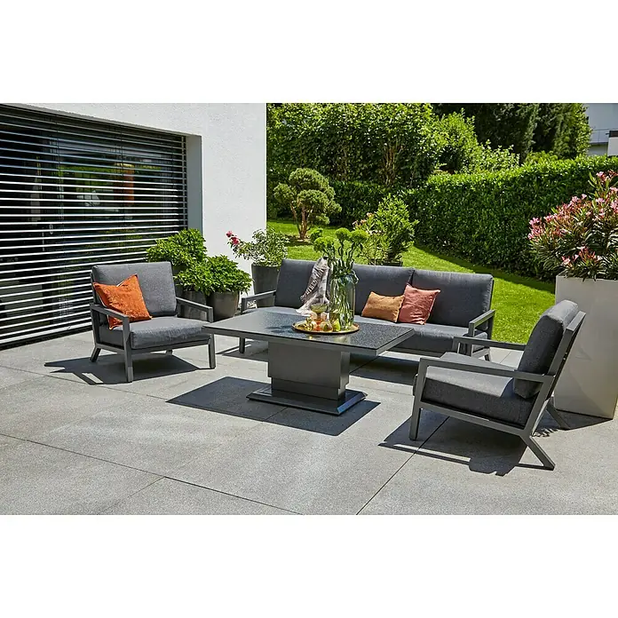 Sunfun Garten-Couchtisch Maja Lift - L x B x H: 130 x 75 x 74 cm, Anthrazit - Eine moderne Terrassengarnitur mit einem Tisch, einem Sofa und zwei Sesseln, perfekt für stilvolle Entspannung im Freien.