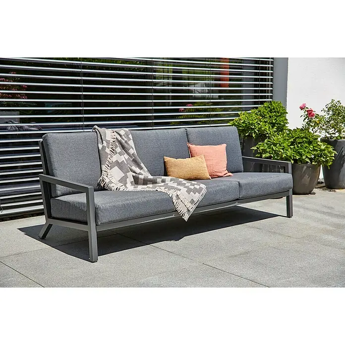 Sunfun Maja Sofá de conjunto - An x Pr x Al: 212 x 85 x 76 cm, Aluminio/Poliéster, Antracita - Sofá de exterior gris con cojines y manta en un patio, perfecto para relajarse al aire libre. Diseño elegante para el jardín.