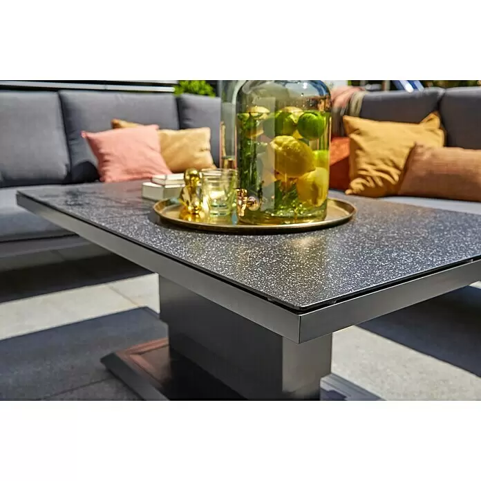 Sunfun Garten-Beistelltisch Maja Lift - L x B x H: 130 x 75 x 50,5 cm, Anthrazit - Dunkler gesprenkelter Gartentisch mit Metallgestell, in einer Lounge-Umgebung.