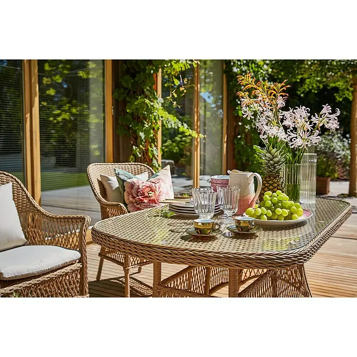 Sunfun Mesa de jardín Sophie - L x An x Al: 140 x 80 x 72 cm, Aluminio, Beige - Un acogedor entorno exterior con una elegante mesa de comedor de ratán adornada con vajilla, cristalería, fruta y flores para un ambiente relajante.