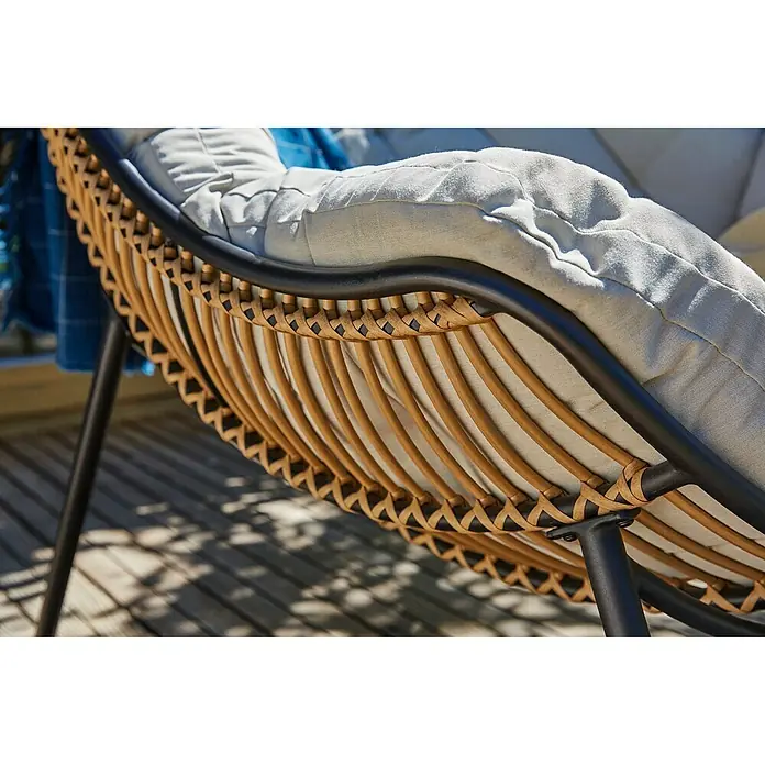 Sunfun Loungesessel XXL - B x T x H: 96 x 114,5 x 83,5 cm, Polyrattan, Beige - Nahaufnahme eines Rattansessels mit bequemer Polsterung, ideal für entspannte Stunden im Freien.\n