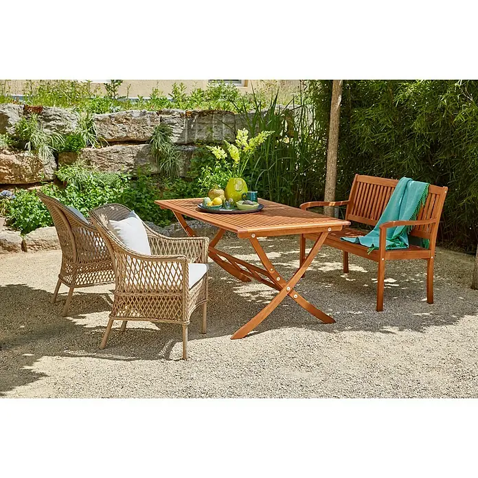 Sunfun Sillón de jardín Sophie - An x Pr x Al: 64 x 65,5 x 87,5 cm, Beige, Caramelo, Apilable - Acogedora escena de jardín con mesa de madera, sillas de mimbre y banco bajo árboles, ideal para relajación al aire libre.