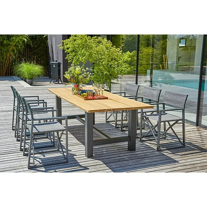 Gartenmöbel-Set Anni - 7 -tlg., Teak/Textilen/Aluminium, Anthrazit/Naturbraun - Ein moderner Gartentisch mit passenden Stühlen auf einer Holzterrasse. Das perfekte Ensemble für entspannte Stunden im Freien.
