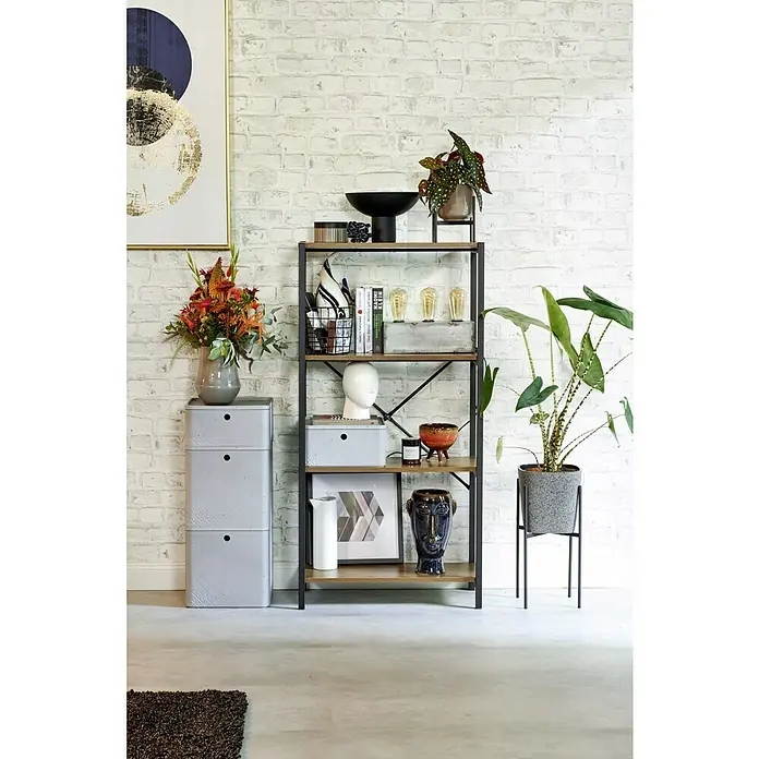 Curver Aufbewahrungsbox Beton XS - L x B x H: 17 x 17 x 12 cm, Material: Kunststoff, Beton - Das Foto zeigt ein modernes Regal mit Deko-Elementen, Pflanzen und Aufbewahrungsboxen vor einer weißen Backsteinwand.
