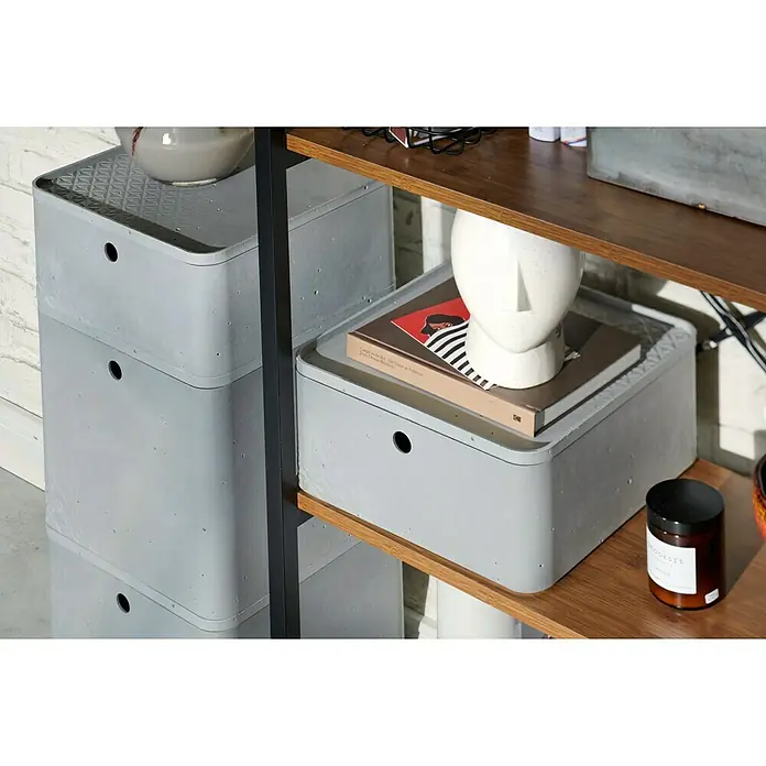 Curver Aufbewahrungsbox Beton ML x B x H: 34 x 24 x 12 cm, Material: Kunststoff, Beton - Eine Nahaufnahme eines Regals mit stilvollen Aufbewahrungsboxen in Grau, die für Ordnung und modernes Design sorgen.