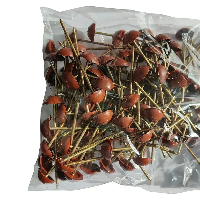 Fijación para placa ondulada bituminosa - 100 ud., Cubiertas de tejado bituminosas, Rojo - Primer plano de una bolsa de plástico transparente llena de clavos marrones, ofreciendo una solución de fijación decorativa pero funcional.