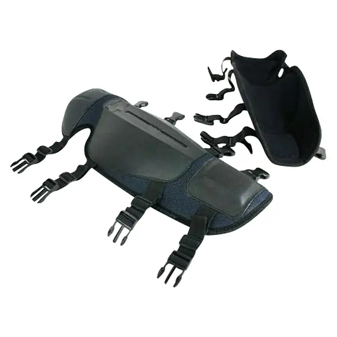 Oregon Espinilleras - Negro, 2 ud. - La imagen muestra un juego de bolsas de depósito de motocicleta negro con correas y hebillas, ideal para guardar objetos de forma segura mientras se conduce.