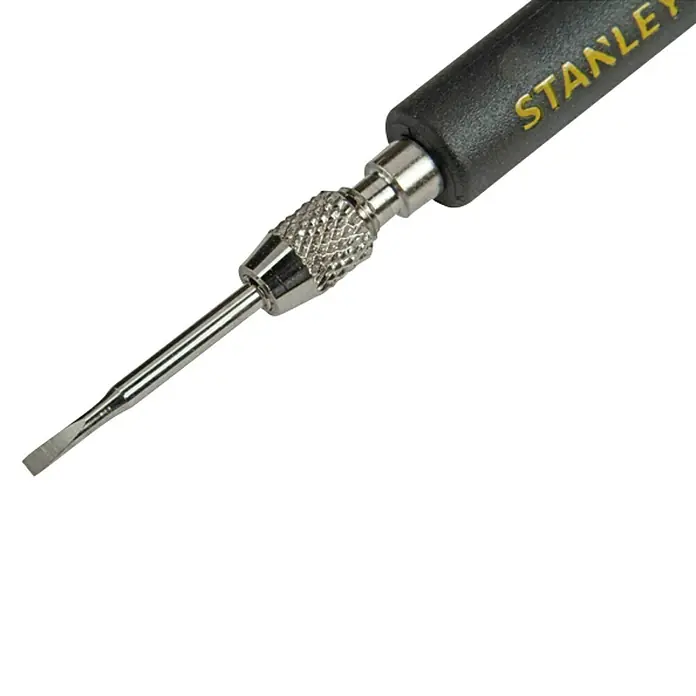 Stanley Destornillador de punta intercambiable STHT0-62629 - 8 pzs. - Primer plano de un destornillador de cabeza plana Stanley con mango texturizado, perfecto para trabajos detallados.