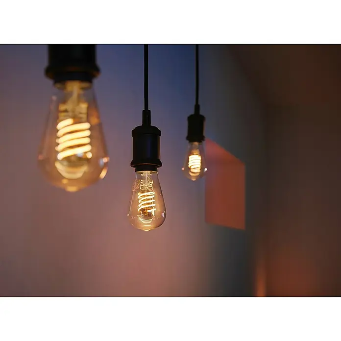 Philips Hue Bombilla LED inteligente Filamento blanco - E27, Intensidad regulable, Blanco cálido, 550 lm, 7 W, Denominación de la lámpara: ST64 - Elegantes bombillas Edison exhibidas, que irradian una luz cálida y crean un ambiente acogedor.