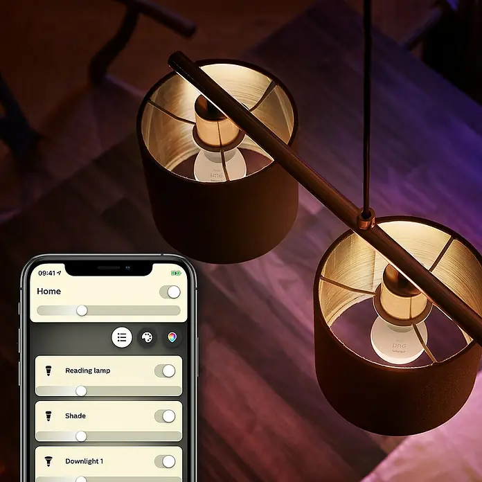 Philips Hue Smart-LED-Lampen Set Tropfenform E14 matt - E14, Dimmbar, Warmweiß, 470 lm, 5,7 W, Tropfen, 2 Stk. - Zwei braune Lampen, die über eine Smartphone-App gesteuert werden. Die App ermöglicht das Dimmen und Ein-/Ausschalten der Lampen.