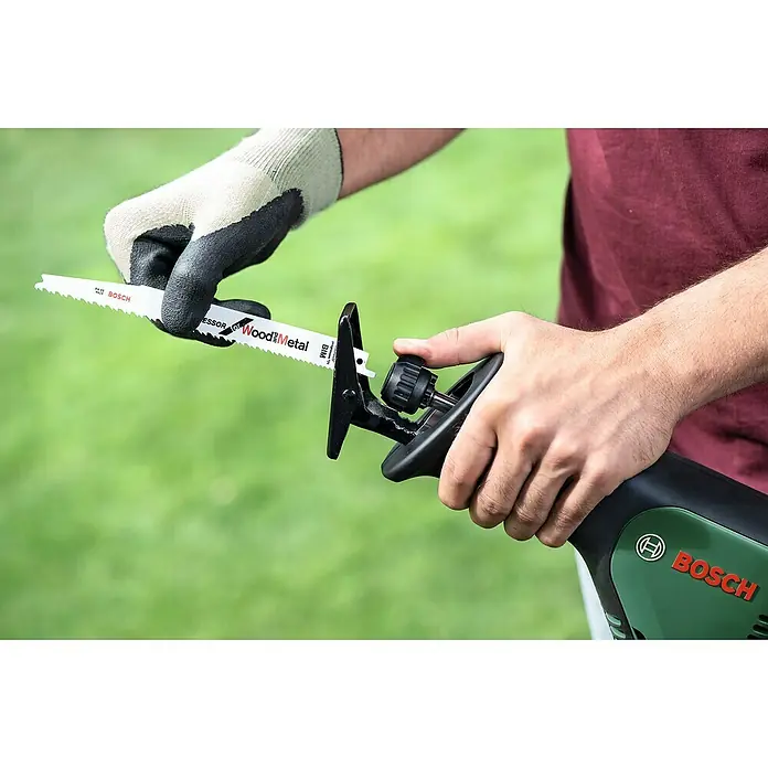 Bosch Power for All 18V Akku-Säbelsäge AdvancedRecip 18 - 18 V, 1 Akku, 2 Ah, Leerlaufhubzahl: 0 /min - 3.100 /min - Nahaufnahme eines Bosch Säbelsäge beim Einsetzen eines Sägeblatts, geeignet für Holz und Metall.
