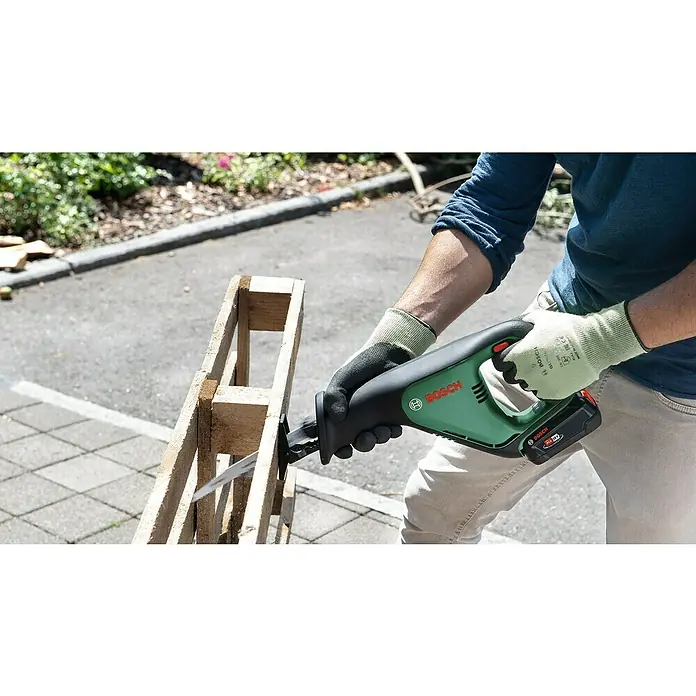 Bosch Power for All 18V Akku-Säbelsäge AdvancedRecip 18 - 18 V, Ohne Akku, Leerlaufhubzahl: 0 /min - 3.100 /min - Nahaufnahme einer Bosch Säbelsäge beim Sägen eines Holzstücks, ideal für Heimwerkerprojekte und Gartenarbeit.