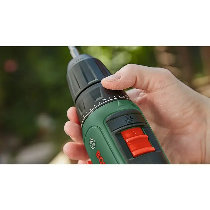 Bosch Power for All 12V Akku-Bohrschrauber EasyDrill 1200 - 12 V, Ohne Akku - Nahaufnahme eines Bosch Akku-Bohrschraubers mit einer Hand, die den Drehmomentring einstellt, um die Schraubarbeiten zu erleichtern.