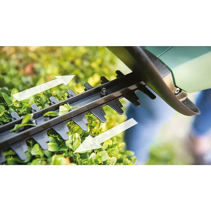Bosch Power for All 18V Akku-Heckenschere EasyHedgeCut 18V-45 - 18 V, Li-Ionen, Ohne Akku, Schnittlänge: 40 cm - Nahaufnahme einer Heckenschere im Einsatz, die grüne Blätter schneidet. Die scharfen Klingen sorgen für einen präzisen Schnitt.