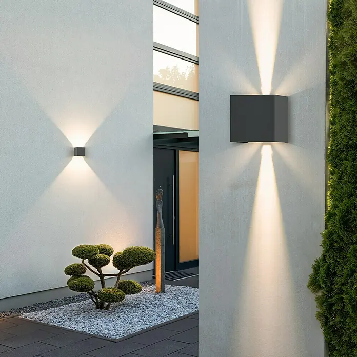 Starlux LED-Außenwandleuchte Umea - 8 W, 10 x 10 x 10 cm, Anthrazit, IP54 - Moderne Außenwandleuchten mit Lichteffekten an einer Hauswand, die eine stilvolle Beleuchtung für den Außenbereich bieten.