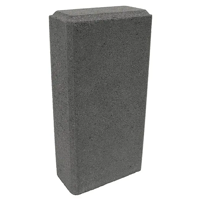 Christoph Mauerstein C-Line Block - 30 x 15 x 7,5 cm, Anthrazit, Beton - Nahaufnahme eines einzelnen grauen Pflastersteins mit abgerundeten Kanten vor schwarzem Hintergrund.