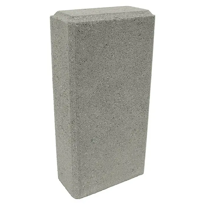 Christoph Mauerstein C-Line Block - 30 x 15 x 7,5 cm, Grau, Beton - Nahaufnahme eines einzelnen grauen Betonpflasters mit abgerundeten Kanten und einer leicht texturierten Oberfläche.