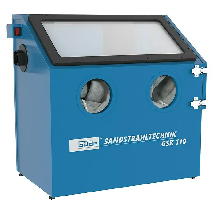 Güde Sandstrahlkabine GSK 110 - Max. 8 bar, Luftverbrauch: 200 - 600 l/min - Produktansicht der Güde Sandstrahlkabine GSK 110, einer blauen Werkstattausrüstung zum Sandstrahlen mit großem Sichtfenster und Handschuheingängen.
