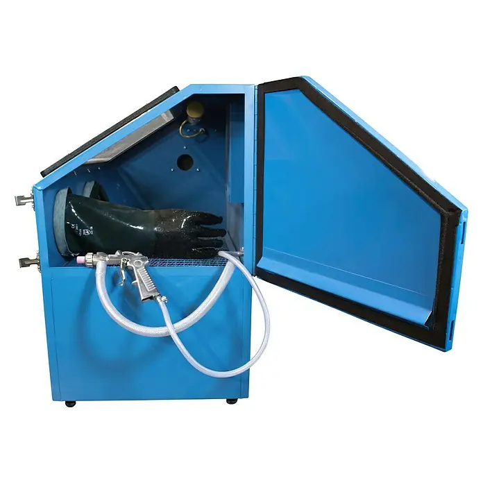 Güde Sandstrahlkabine GSK 110 - Max. 8 bar, Luftverbrauch: 200 - 600 l/min - Sandstrahlkabine in blau mit geöffneter Tür, Gummihandschuh und Schlauchpistole für die Materialbearbeitung.