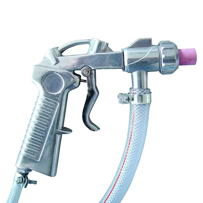 Güde Sandstrahlkabine GSK 110 - Max. 8 bar, Luftverbrauch: 200 - 600 l/min - Abbildung einer Sandstrahlpistole mit Schlauch, ein Werkzeug zum Reinigen von Oberflächen durch das Schleudern von abrasivem Material.