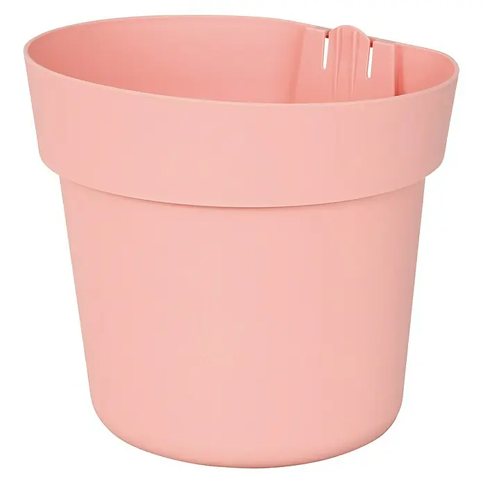 Geli Regenrohr-Pflanzgefäß Conny - Außenmaß (Ø x H): 16 x 16 cm, Kunststoff, Zartrosa - Nahaufnahme eines rosa Blumenübertopfes mit erhöhten Rändern und vertikalen Schlitzen zur Wandmontage, der sich perfekt für Zimmerpflanzen eignet.