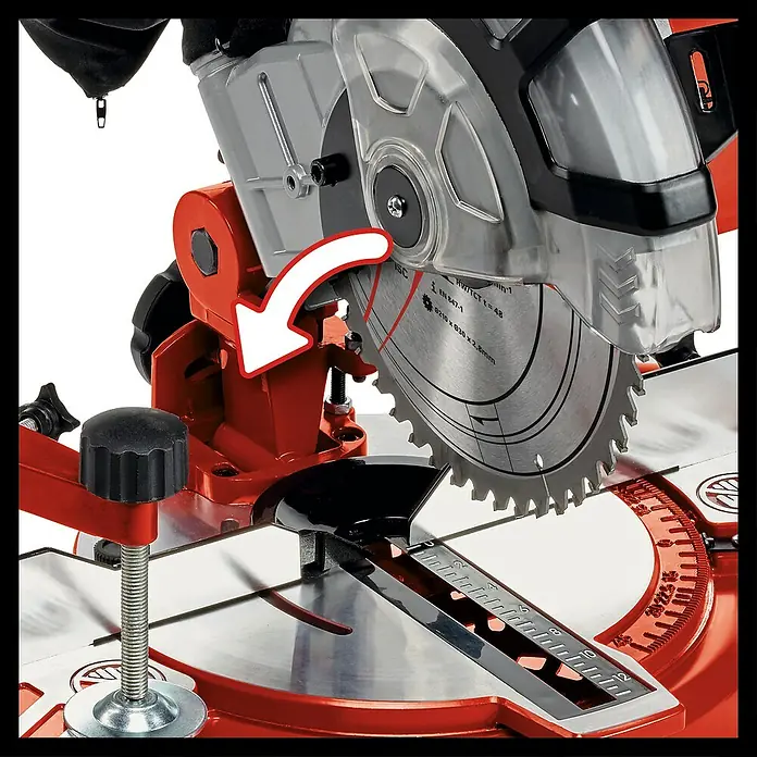 Einhell Sierra ingletadora TC-MS 2112 - 1.600 W, Diámetro hoja de sierra: 210 mm, Número de revoluciones de marcha en vacío: 5.000 r.p.m. - Primer plano de una sierra de inglete roja con una hoja afilada, ideal para cortar madera y otros materiales con precisión.
