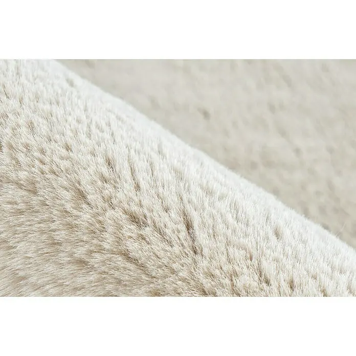 Fellteppich Happy - Beige, 170 x 120 cm, 100 % Polyester (Flor) - Nahaufnahme eines beigen Teppichs mit weicher Textur. Das Produkt ist flauschig und in einem hellen Farbton gehalten.
