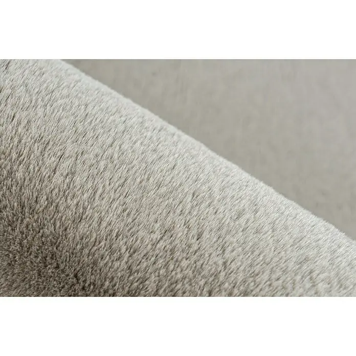 Fellteppich Happy - Taupe, 170 x 120 cm, 100 % Polyester (Flor) - Nahaufnahme eines weichen, hellgrauen Teppichs, der Komfort und Wärme ausstrahlt. Ideal für Wohnräume und Schlafzimmer, um eine gemütliche Atmosphäre zu schaffen.
