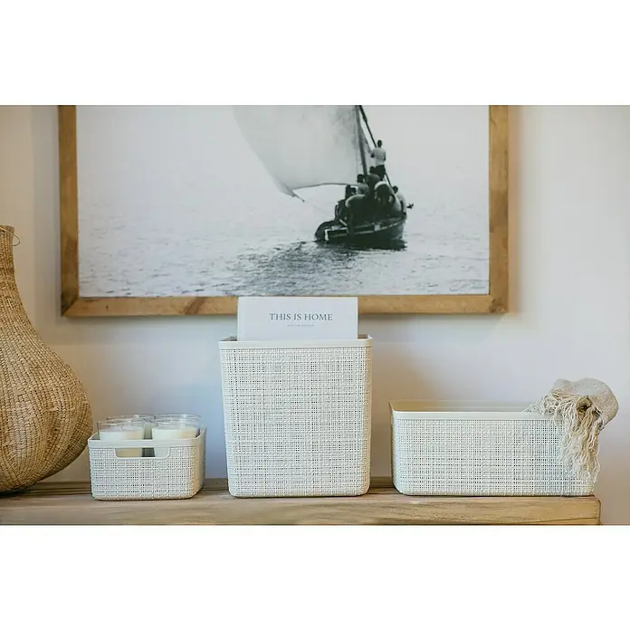 Curver Aufbewahrungsbox Jute - L x B x H: 36 x 27 x 15 cm, Kunststoff, Creme - Drei verschieden große, cremefarbene Aufbewahrungskörbe aus Rattan stehen auf einem Holztisch, dekorativ und praktisch für Ordnung.