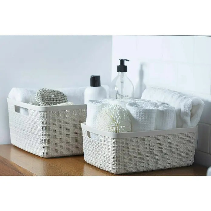 Curver Aufbewahrungsbox Jute - L x B x H: 36 x 27 x 15 cm, Kunststoff, Creme - Aufbewahrungskörbe aus Rattan mit Handtüchern und Kosmetikprodukten auf einem Holzregal im Badezimmer.